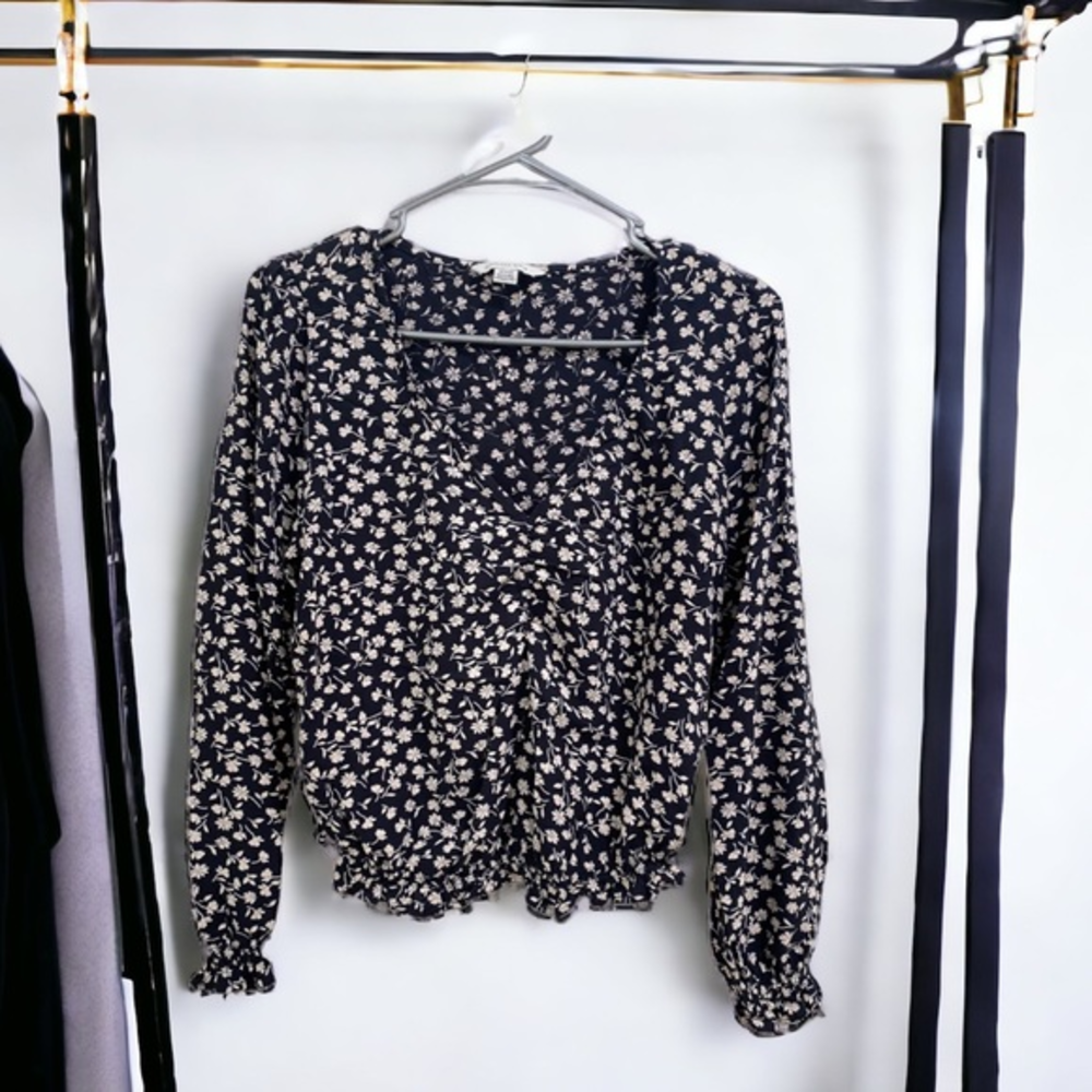 Women’s American Eagle Black with Cream colored‎ Flowers Top size Small EUC